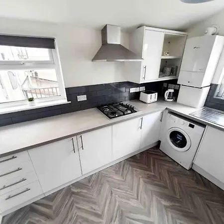 Апартаменты Stylish 2 Bedroom Maisonette In The Heart Of Gloucester Road